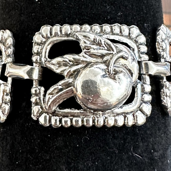 Vintage Silver Tone Apple Embossed Linked Bracelet 1.0” W, Fits Max Sz 7 Wrist - Picture 3 of 4